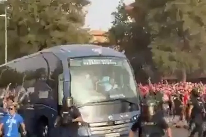 Ισπανία: Μισή ώρα καθυστέρηση στο Αλμερία – Μάλαγα λόγω επίθεσης στο πούλμαν των φιλοξενουμένων
