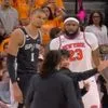 NBA Finals: Οι αντιδράσεις των Γουεμπανιαμά και Ρόμπινσον σε εισβολέα για σέλφι που έγιναν viral