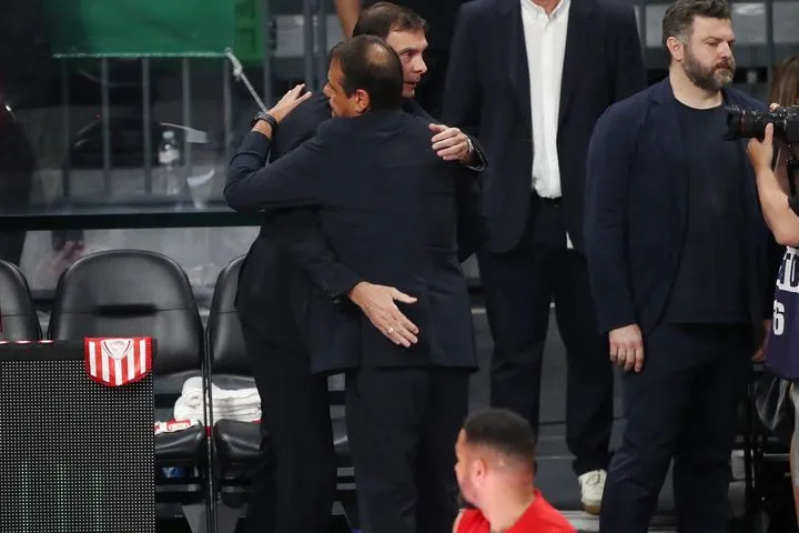 Η αγκαλιά Αταμάν - Μπαρτζώκα πριν το Game 2 των τελικών της Stoiximan GBL