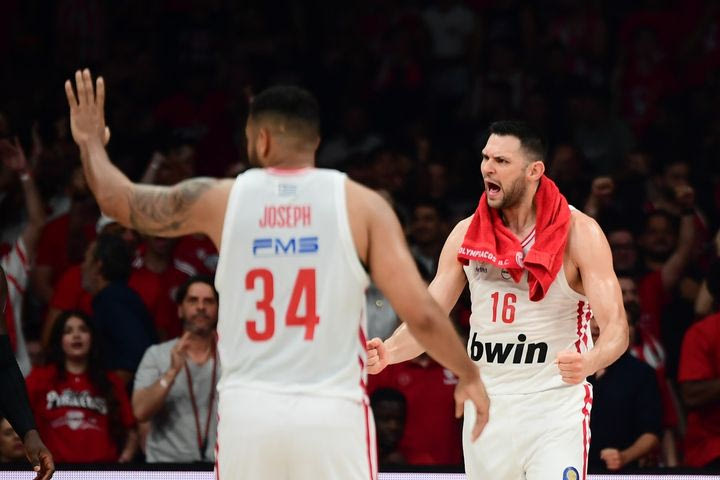 Παπανικολαόυ: “Η αγέλη των λύκων τα κατάφερε”