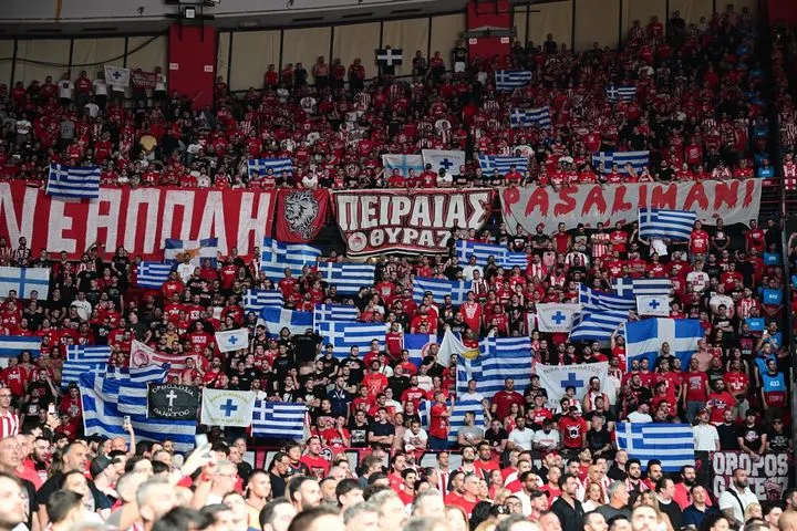 Ολυμπιακός – Παναθηναϊκός: Δεκάδες ελληνικές σημαίες υψώθηκαν στο ΣΕΦ κατά την ανάκρουση του Εθνικού Ύμνου