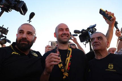 Μεγάλη μέρα για την οικογένεια του Άρη: Φωτογραφίες από την ιστορική άφιξη του Σπανούλη