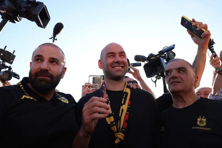 Άρης Betsson: Φωτογραφίες από την ιστορική άφιξη του Σπανούλη στο αεροδρόμιο Μακεδονία
