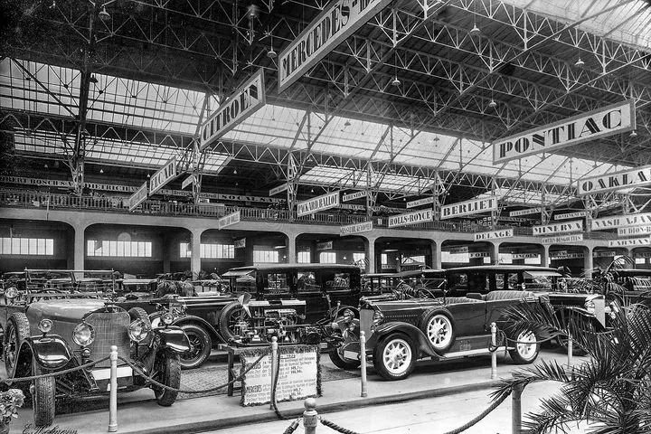 H Mercedes-Benz γιορτάζει 100 χρόνια παράδοσης, μετασχηματισμού και τεχνολογικής ηγεσίας