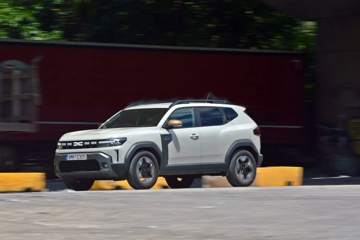 Δοκιμάζουμε το Dacia Duster με το νέο κινητήρα διπλού καυσίμου και βρίσκουμε την πιο ολοκληρωμένη έκδοση του ικανού SUV