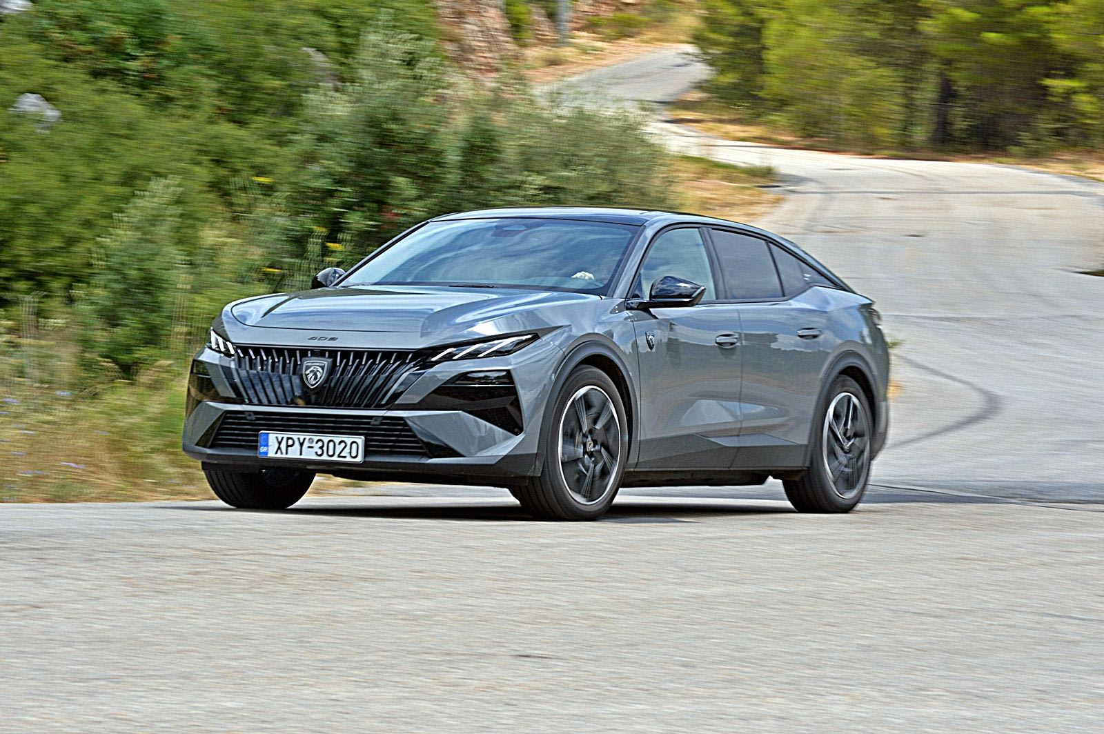 Οδηγούμε το Peugeot e-408 με τους 213 ίππους και βρίσκουμε ένα υπέροχο ηλεκτρικό που ξέρει και να ταξιδεύει