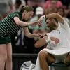 Wimbledon: Ο Τζόκοβιτς τρόλαρε ball girl που τον βοήθησε να κόψει το tape από τον ώμο
