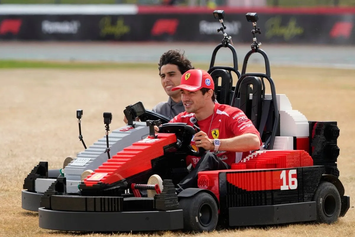 Formula 1: Απίστευτο σκηνικό πριν την έναρξη του GP Βρετανίας, οι οδηγοί μπήκαν στην πίστα με Lego go-karts