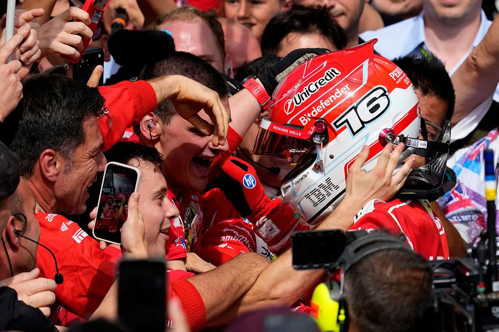 Formula 1: Τεράστια επιστροφή του Λεκλέρ στις νίκες, ο Αντονέλι εκτός βαθμών στο θρίλερ του Σίλβερστοουν