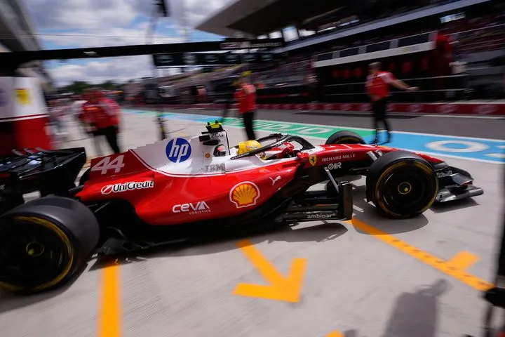"Άστραψε και βρόντηξε" η Ferrari, ο Χάμιλτον ταχύτερος στο κυριαρχικό 1-2 στο FP2 της Βουδαπέστης