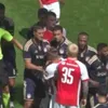 Ολυμπιακός, φιλικό: Παίκτης της Άλκμααρ έπιασε από τον λαιμό τον Έσε και ακολούθησε ένταση μικρής διάρκειας
