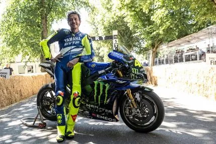 Επανένωση του Ρόσι με τη Yamaha M1 στο Goodwood -Ποιος είναι ο νέος στόχος του “γιατρού” στους αγώνες