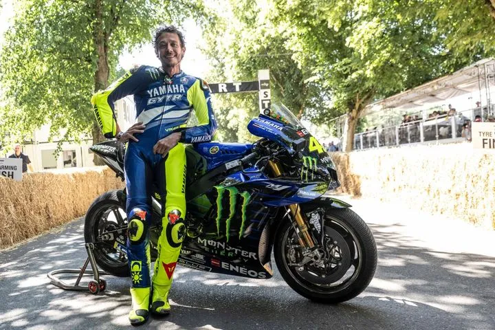 Επανένωση του Ρόσι με τη Yamaha M1 στο Goodwood -Ποιος είναι ο νέος στόχος του “γιατρού” στους αγώνες