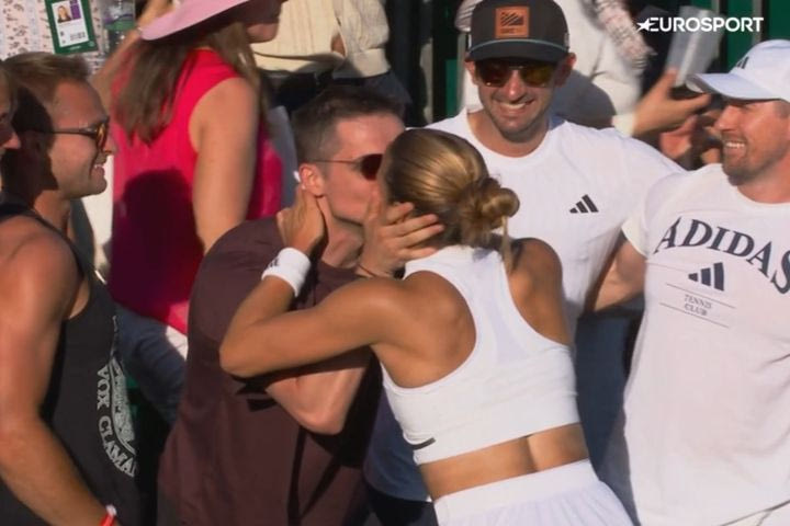 Η Σάκκαρη πανηγύρισε τη μεγάλη νίκη της στο Wimbledon με ένα φιλί στον Κωνσταντίνο Μητσοτάκη