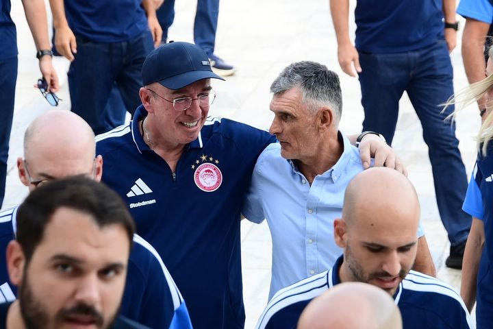 Ολυμπιακός: Ο Χοσέ Λουίς Μεντιλίμπαρ και η ομάδα των πειραιωτών στο Δημοτικό Θέατρο για τη συνέντευξη του Βαγγέλη Μαρινάκη