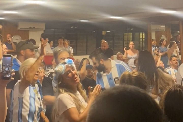 Έστησαν το δικό τους πάρτι σε σχολή χορού στα Πετράλωνα οι Αργεντίνοι για τον τελικό του Μουντιάλ