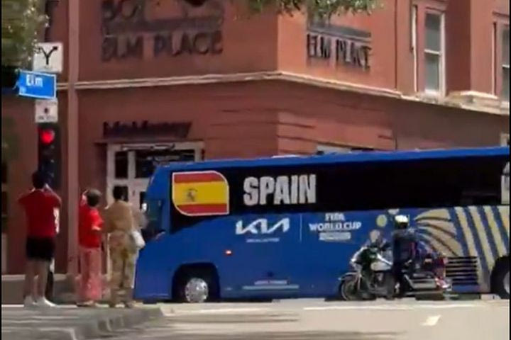 Το VIDEO από την επιστροφή της Ισπανίας στο ξενοδοχείο μετά την τελευταία προπόνηση πριν τον ημιτελικό
