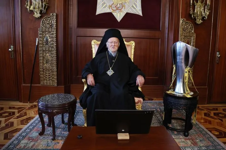 Συγκινητική στιγμή: Το τρόπαιο της ΑΕΚ στο Φανάρι
