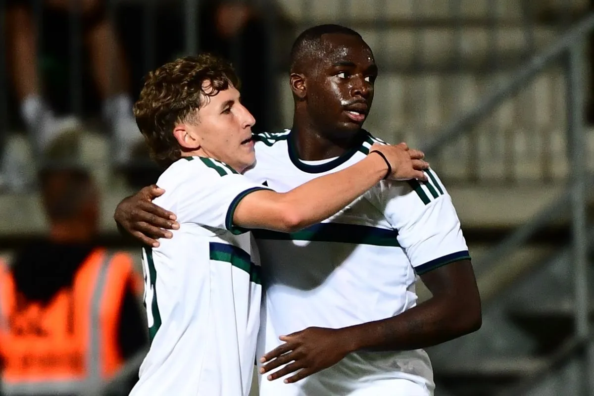 Ο Σαντίνο Αντίνο αγκαλιάζει τον Ανδρέα Τεττέη