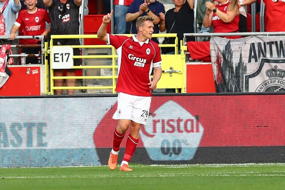 Ο Βερστράετεν κάνει το 2-0 για την Αντβέρπ κόντρα στον Ολυμπιακό