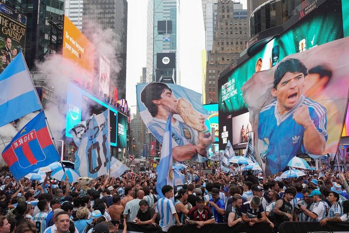 Μουντιάλ 2026: Η Times Square βούλιαξε από Αργεντινούς ενόψει τελικού