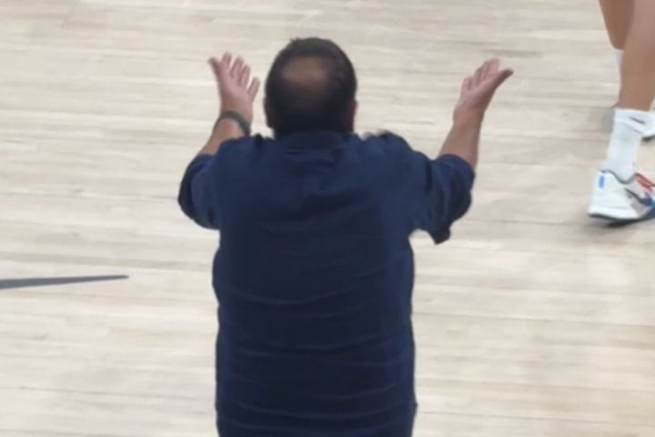 Ο Εργκίν Αταμάν τα έβαλε με διαιτητή στον ημιτελικό του Παγκοσμίου Κυπέλλου U17 ανάμεσα στην Τουρκία και τη Σερβία