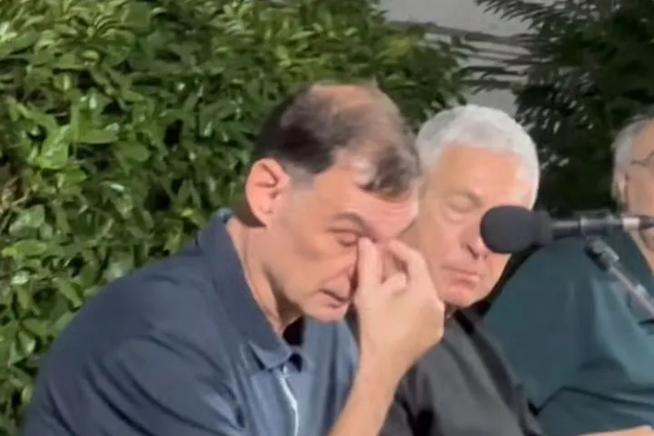 Συγκινήθηκε ο Μπαρτζώκας: “Ήθελα να αποτίσω έναν φόρο τιμής στον πατέρα μου, σκεφτείτε τι έχουν ζήσει αυτοί οι άνθρωποι”