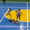 Σοκαριστικό VIDEO από τη Βραζιλία: Παίκτρια ποδοσφαίρου σάλας κλώτσησε στο κεφάλι αντίπαλη αθλήτρια και αποκλείστηκε για πέντε χρόνια
