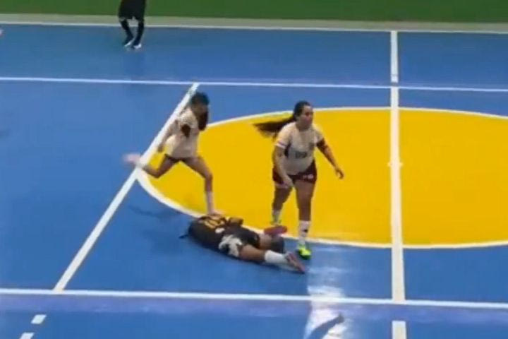 Σοκαριστικό VIDEO από τη Βραζιλία: Παίκτρια ποδοσφαίρου σάλας κλώτσησε στο κεφάλι αντίπαλη αθλήτρια και αποκλείστηκε για πέντε χρόνια