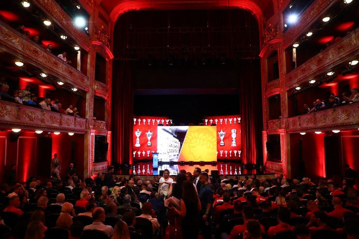 Ολυμπιακός: Το Δημοτικό Θέατρο Πειραιά λίγο πριν την έναρξη της συνέντευξης Τύπου για τον νέο Καραϊσκάκης