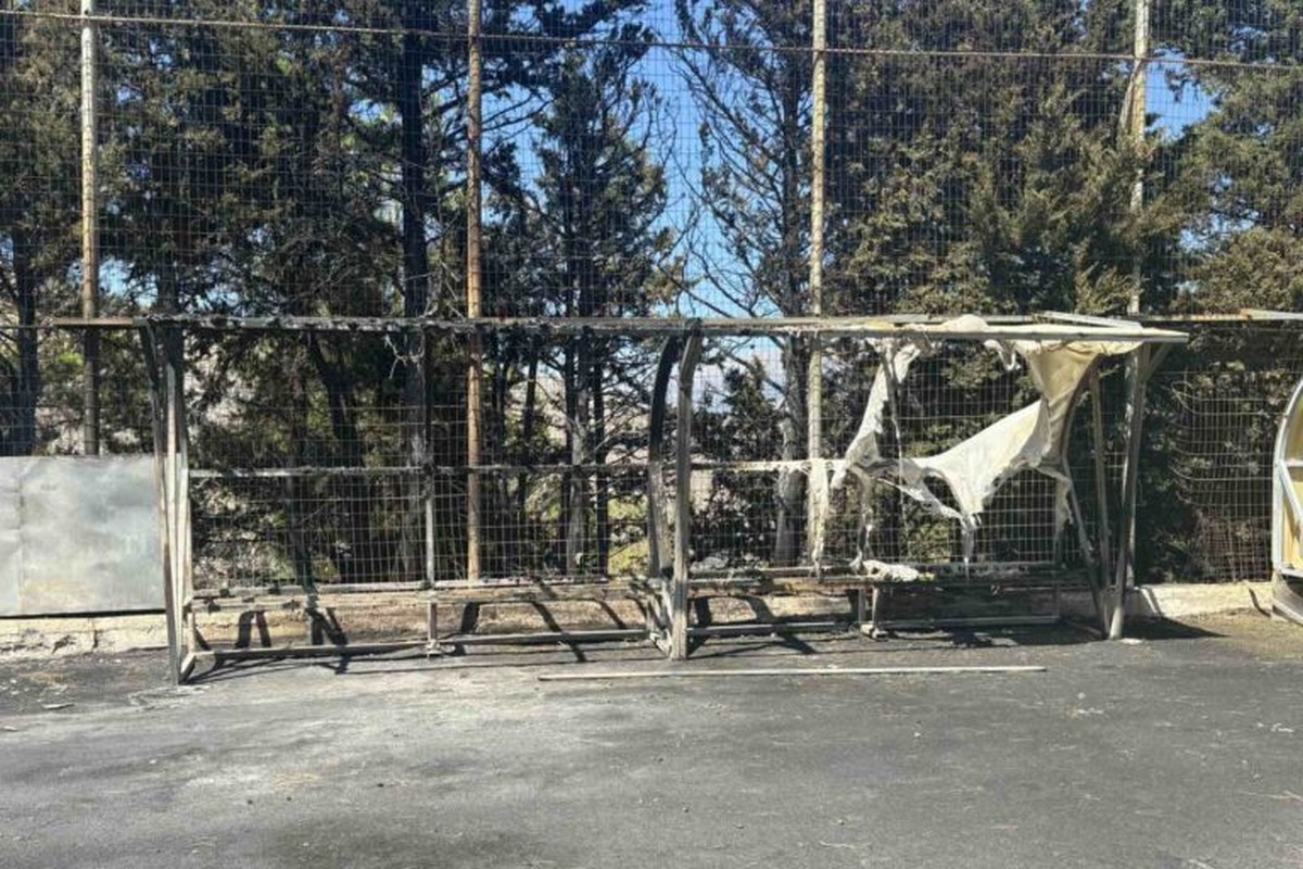 Στις φλόγες το γήπεδο στις Μέλαμπες - Μεγάλες ζημιές στις εγκαταστάσεις                                          Στις φλόγες το γήπεδο στις Μέλαμπες - Μεγάλες ζημιές στις εγκαταστάσεις
