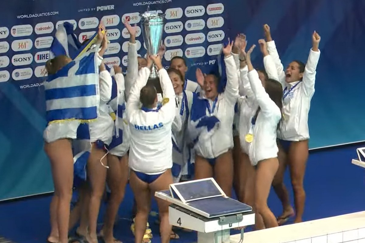 Η απονομή στην εθνική ομάδα πόλο Κορασίδων για την κατάκτηση του χρυσού μεταλλίου στο Παγκόσμιο πρωτάθλημα                                          Η απονομή στην εθνική ομάδα πόλο Κορασίδων για την κατάκτηση του χρυσού μεταλλίου στο Παγκόσμιο πρωτάθλημα