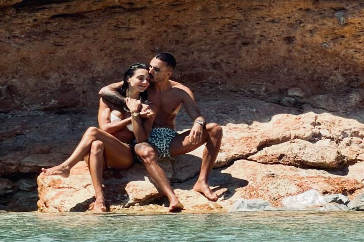 Καλοκαιρινή απόδραση για τον Δημήτρη Κουρμπέλη στη Σχοινούσα με τη σύντροφό του