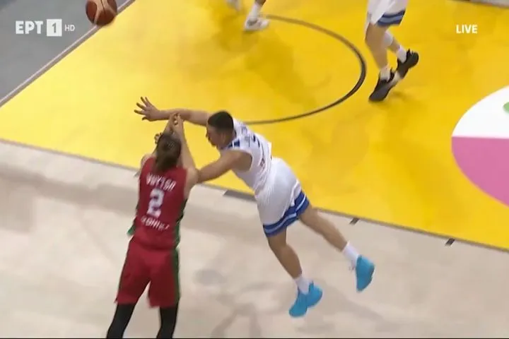 Άμυνα τερματοφύλακα από Λαρεντζάκη στο Ελλάδα–Πορτογαλία