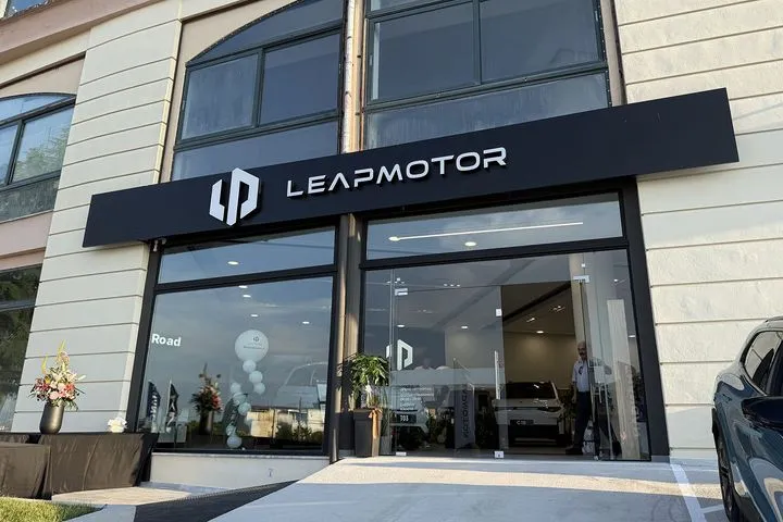 Η Leapmotor επεκτείνει το δίκτυο πωλήσεων και After Sales με νέο σημείο στην Λάρισα