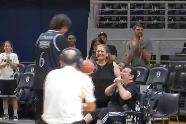 Συγκλονιστική στιγμή με τον Όσμαν να δίνει μία υπογεγραμμένη μπάλα στον Γιαννάκη, φίλο του ΠΑΟΚ