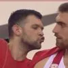 Το επικό story του Μιλουτίνοβ με το φιλί του Παπανικολάου, “δεν μπορείς χωρίς εμένα” στα ελληνικά και Πάριο