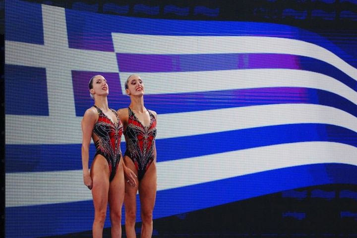 Καλλιτεχνική κολύμβηση: Η Ελλάδα κατέκτησε το χρυσό μετάλλιο στο ευρωπαϊκό πρωτάθλημα του Παρισιού με τις αδερφές Αλεξανδρή