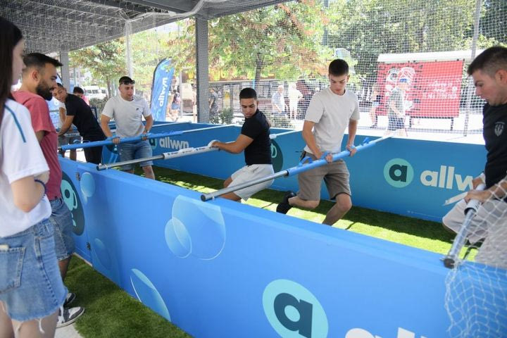 Human Foosball Arena: Το πιο διασκεδαστικό παιχνίδι του καλοκαιριού βρίσκεται στο κατάστημα της Allwyn στο Σύνταγμα