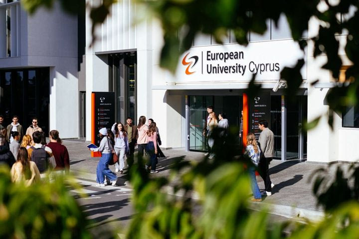 Σπουδές στο Εξωτερικό; Γιατί όλο και περισσότεροι Έλληνες επιλέγουν την Κύπρο