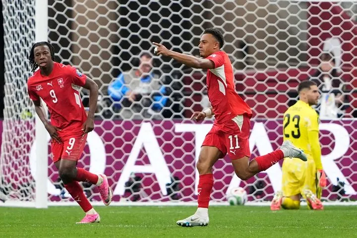 Ο Εντόι βρήκε δίχτυα για το 2-0 της Ελβετίας έπειτα από κακή απομάκρυνση των Αλγερινών