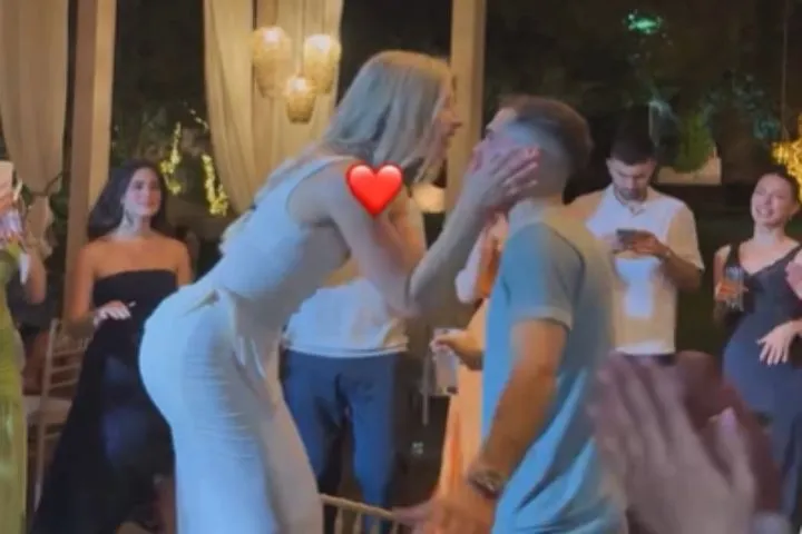 Ο Τολιόπουλος και η Μαρία Χατζηπαρασίδου χόρεψαν “…πότε Βούδας, πότε Κούδας…” στη βάφτιση του γιου τους
