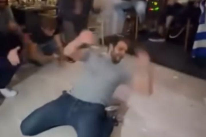 Το βαρύ ζεϊμπέκικο του "κέρβερου" Τζωρτζάτου μετά την κατάκτηση του χρυσού μεταλλίου