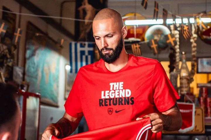 Το σάιτ του Ολυμπιακού "έπεσε" από την τρέλα των οπαδών για τις νέες φανέλες