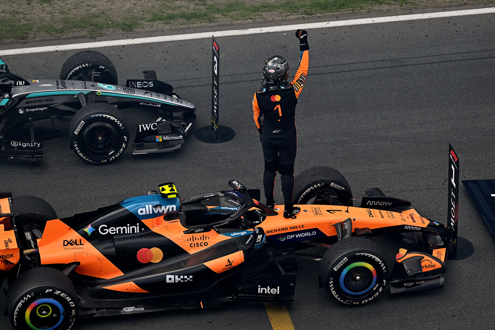 Τα δύο βήματα της McLaren που έφεραν τις δύο διαδοχικές νίκες του Νόρις                                          Τα δύο βήματα της McLaren που έφεραν τις δύο διαδοχικές νίκες του Νόρις