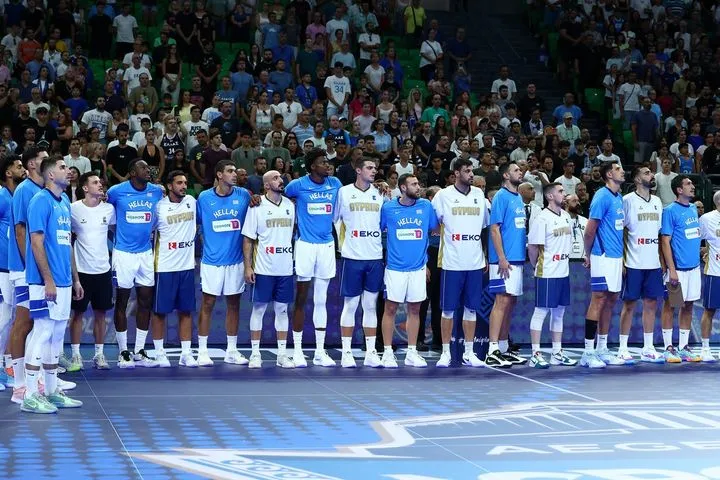 Στιγμή απόλυτης συγκίνησης: Oι παίκτες της Εθνικής Ελλάδας και της Εθνικής Κύπρου τραγούδησαν μαζί αγκαλιασμένοι τον Εθνικό Ύμνο