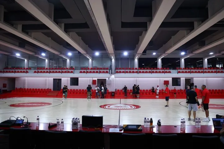 Εικόνες από το προπονητήριο του Ολυμπιακού: 300 θέσεις σε δύο διαζώματα, το παρκέ και οι πίνακες στη σάλα του ΣΕΦ
