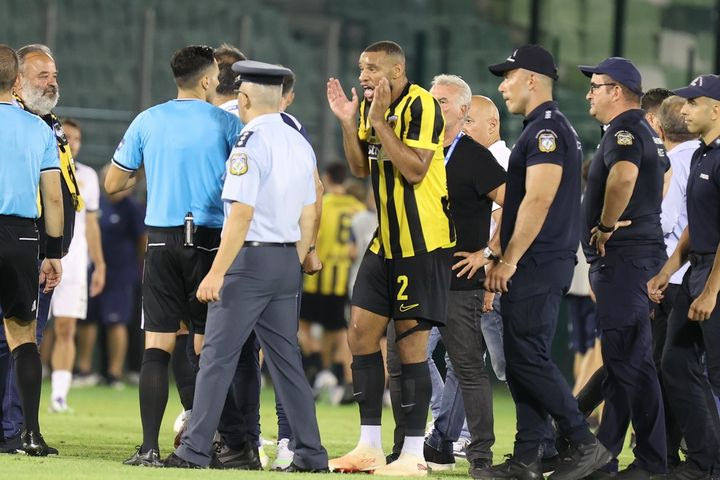 Παίκτες της ΑΕΚ διαμαρτυρήθηκαν στον Φωτιά μετά το ματς με την Κηφισιά, παρουσία του Μάριου Ηλιόπουλου
