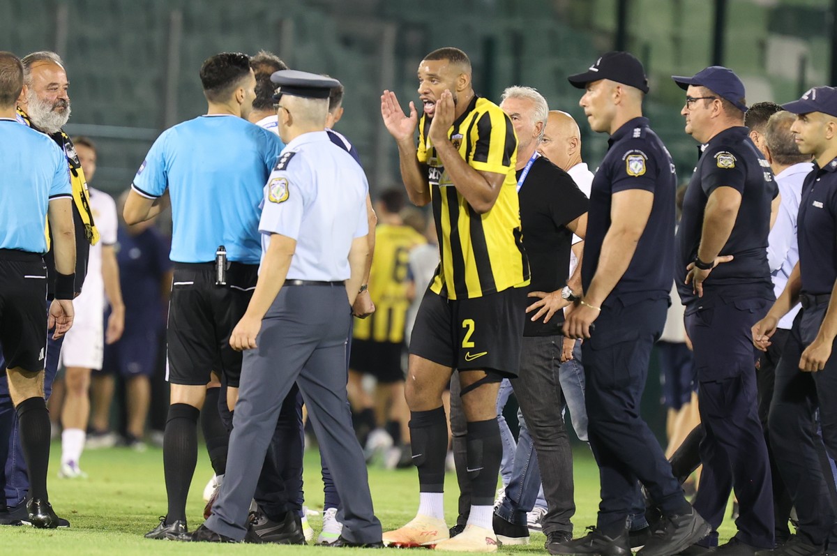 Παίκτες της ΑΕΚ διαμαρτυρήθηκαν στον Φωτιά μετά το ματς με την Κηφισιά, παρουσία του Μάριου Ηλιόπουλου                                          Παίκτες της ΑΕΚ διαμαρτυρήθηκαν στον Φωτιά μετά το ματς με την Κηφισιά, παρουσία του Μάριου Ηλιόπουλου