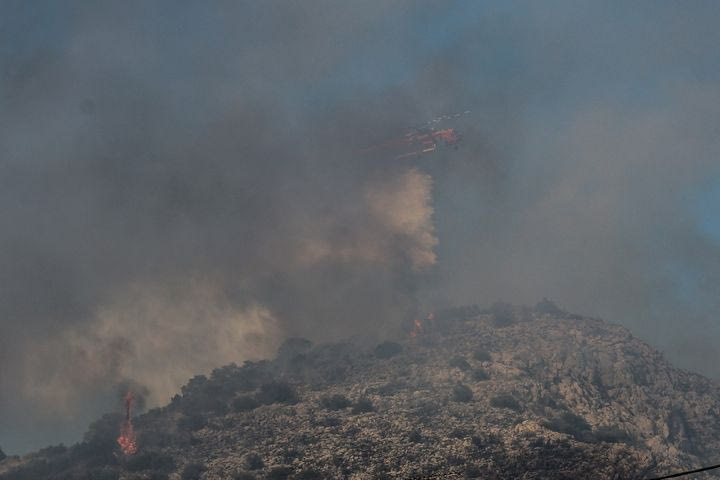 Τραγωδία στη Σαλαμίνα: Δύο νεκροί από την πυρκαγιά που καίει σπίτια σε δύο μέτωπα